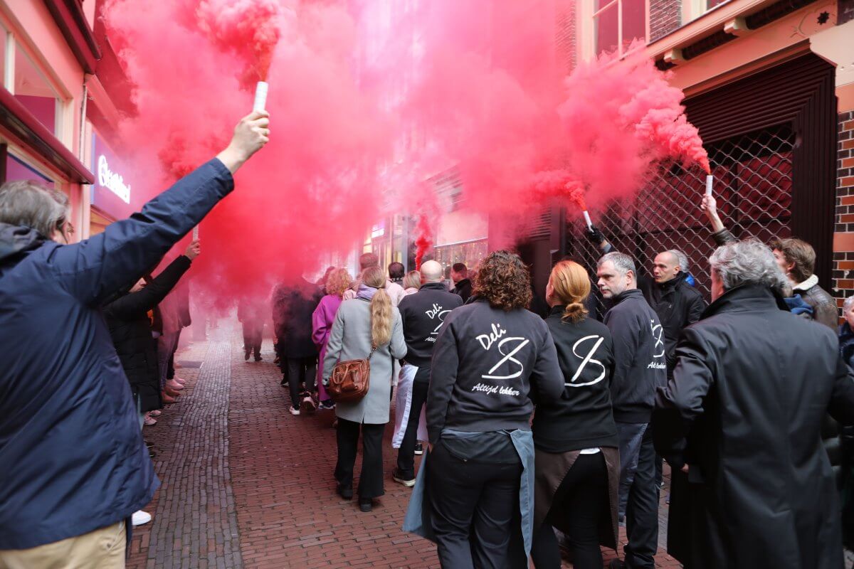 Personeel van Bond en Smolders volgen de auto met de kist. Foto: Ton van den Berg