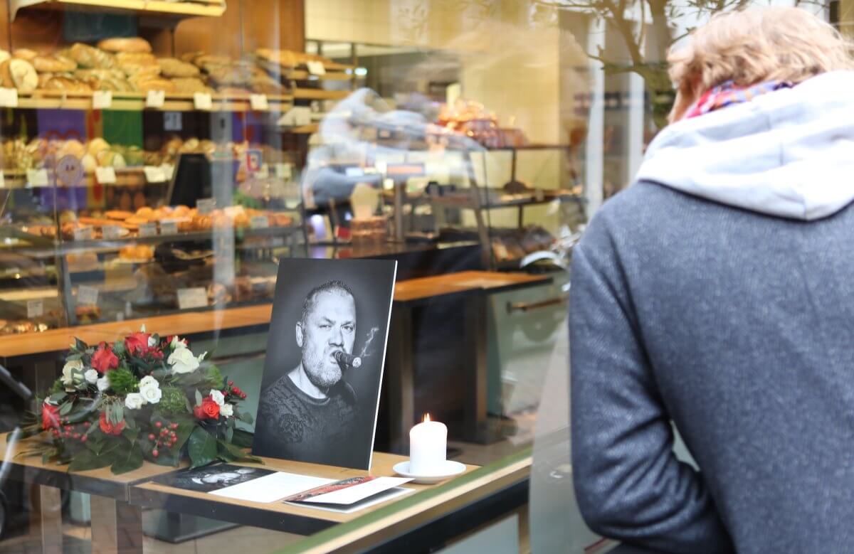 In de winkel staat een foto van Bond. Foto: Nieuws030