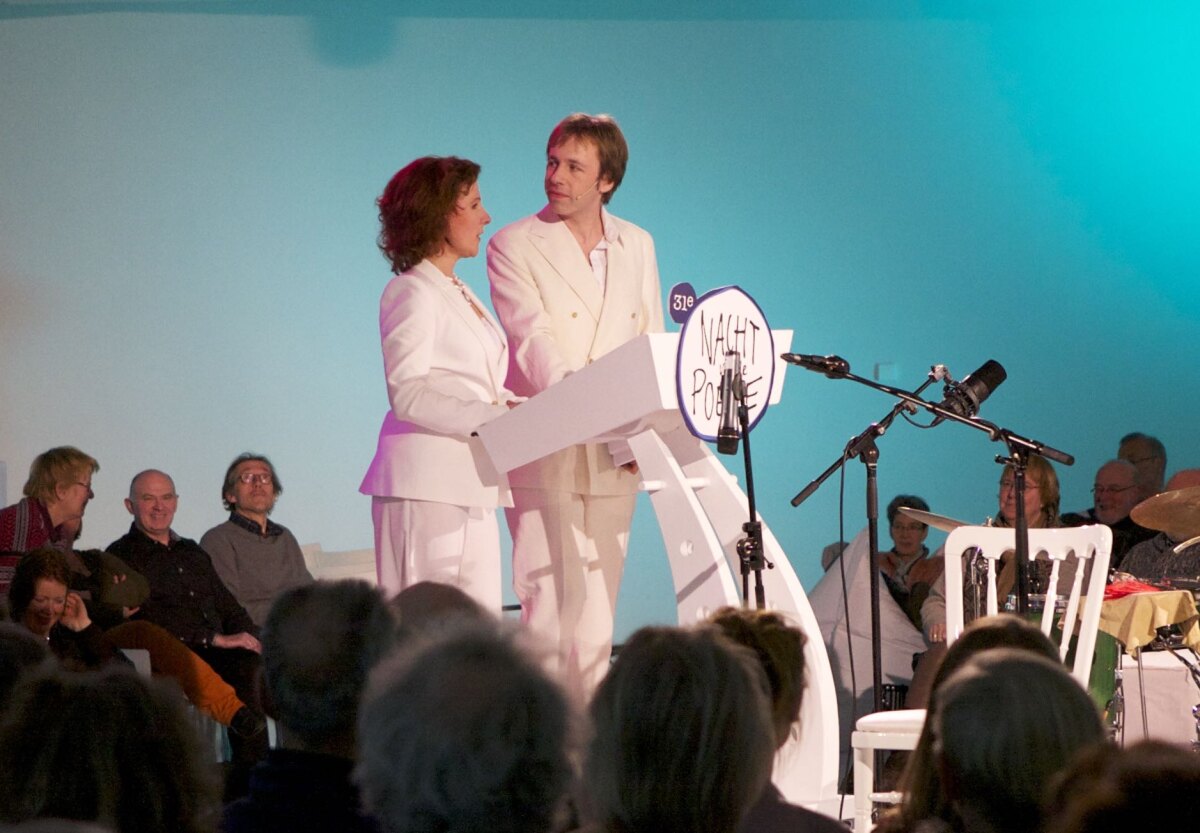 Ingmar Heytze en Ester Naomi Perquin presenteren in 2013 de Nacht van de Poezie. Foto: Ton van den Berg