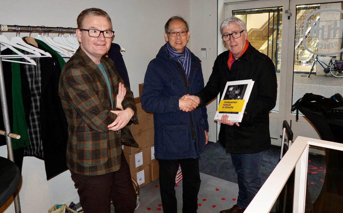 De heer Kok bij de presentatie van het boek Verdwenen Horeca in Utrecht met links Arjan den Boer en rechts Ton van den Berg, de auteurs. Foto: Nieuws030