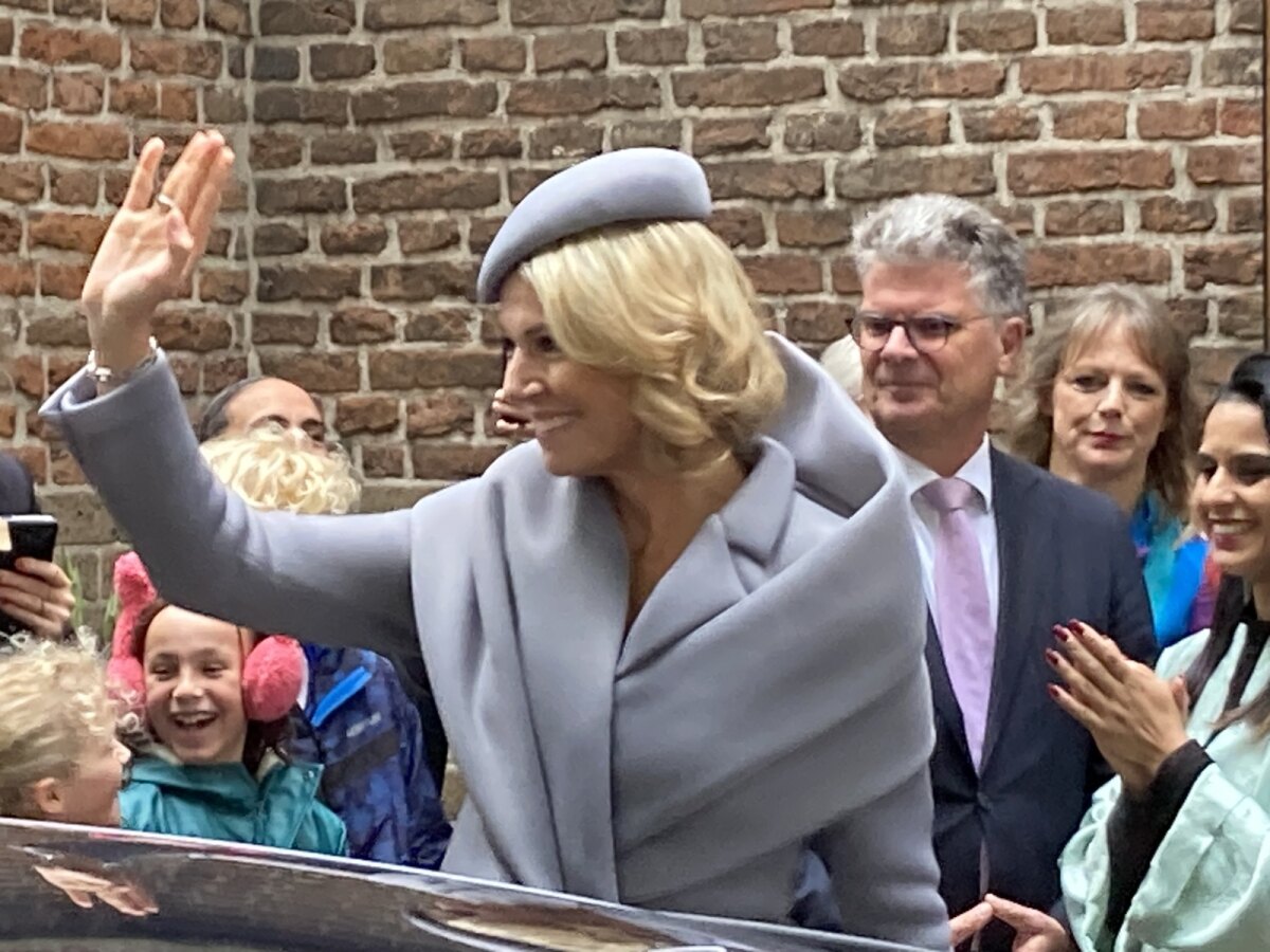 Koningin Maxima, met achter haar commissaris van de koning Hans Oosters