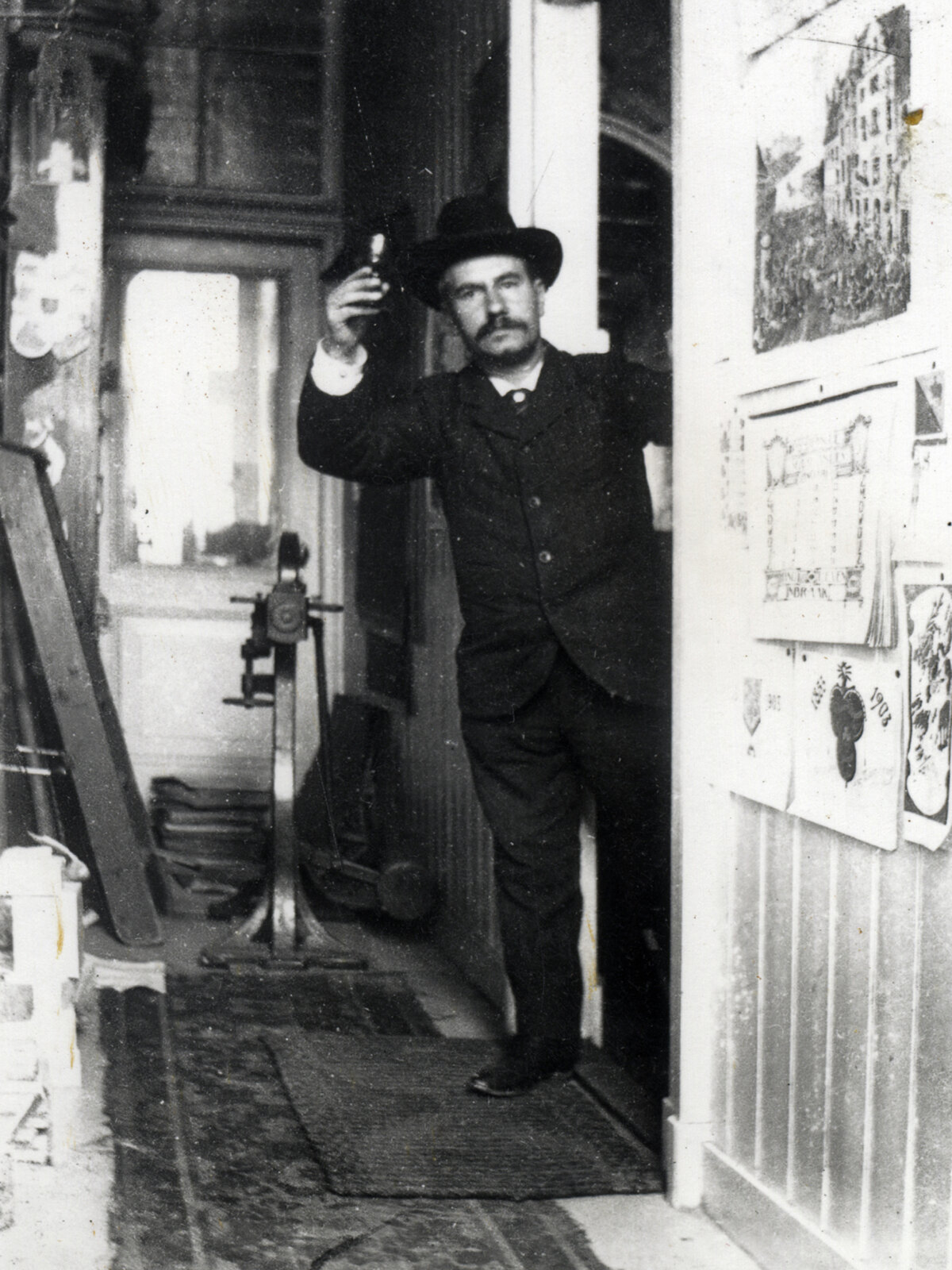 Johannes Anthonius Moesman (1859-1937) in zijn winkel/drukkerij. Foto: Joh. A. Moesman