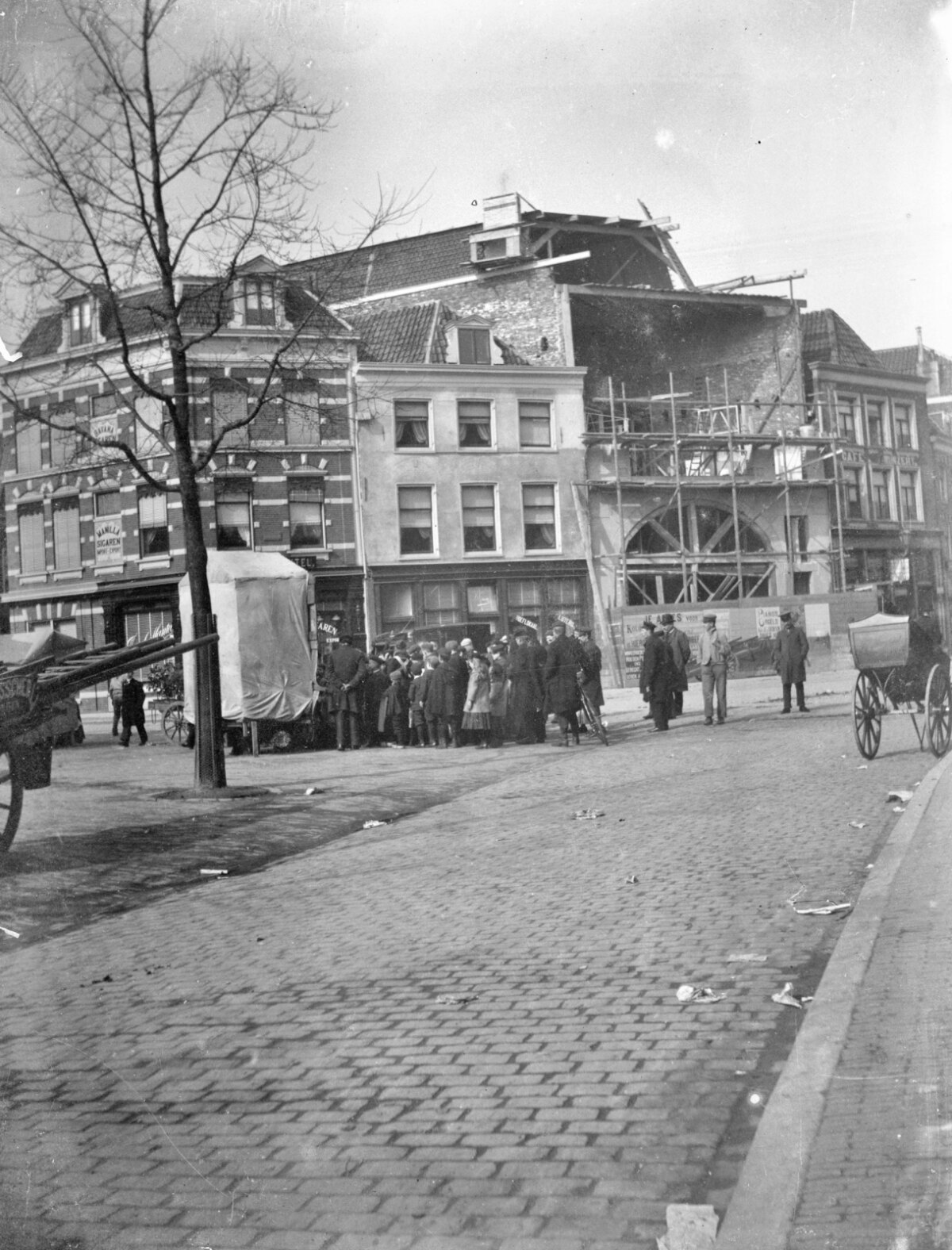 Poppenkast op de Neude circa 1904. Foto: Joh. A. Moesman