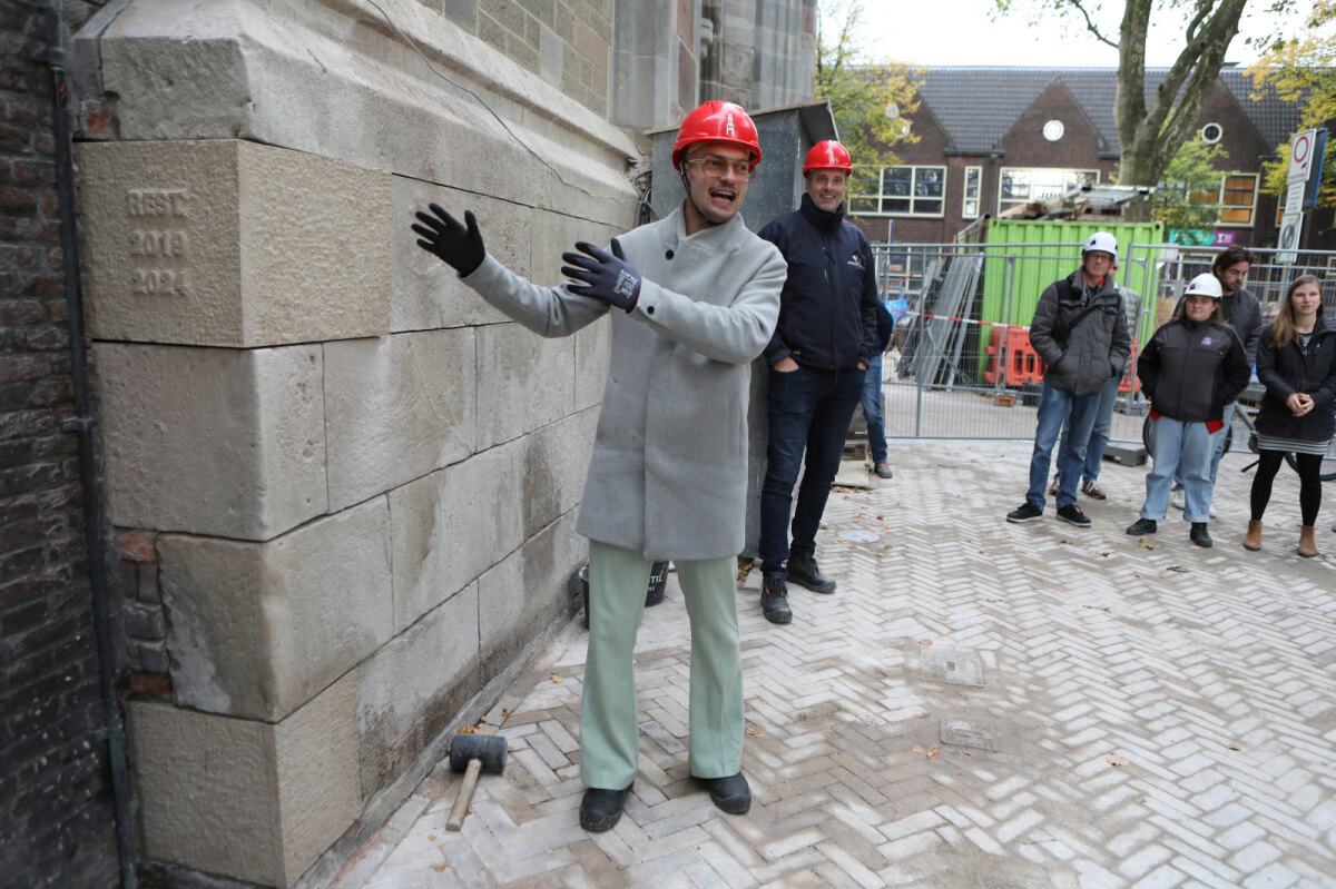 Wethouder De Vries bij de laatste steen. Foto: Ton van den Berg