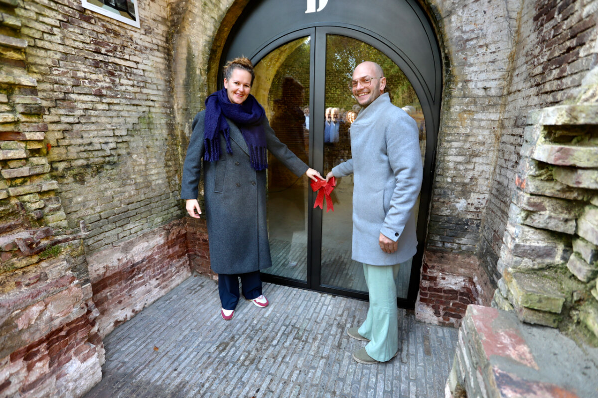 De wethouders Rachel Streefland en Dennis de Vries openden de gerestaureerde kazemat D op Lunetten 2. Foto: Ton van den Berg