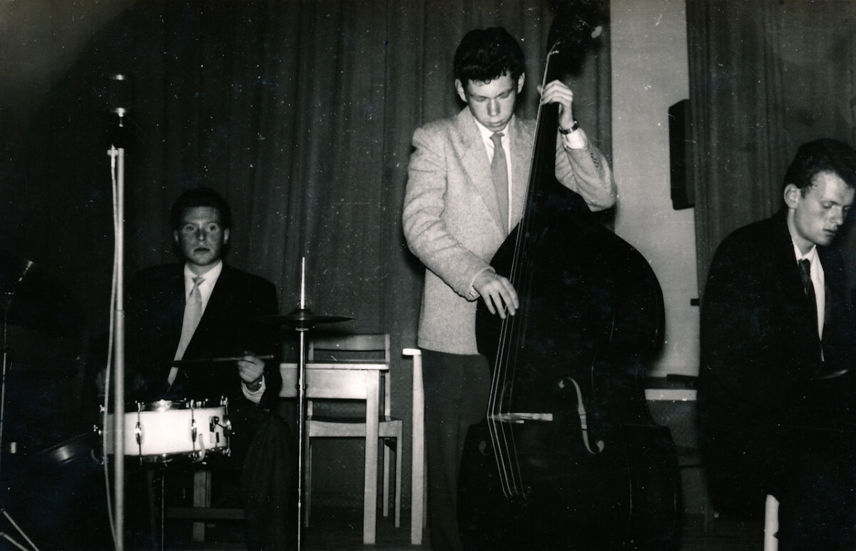 Peter Vos, Marijn de Rijk en Carel Heinsius optreden in de Werkplaats (circa 1957).