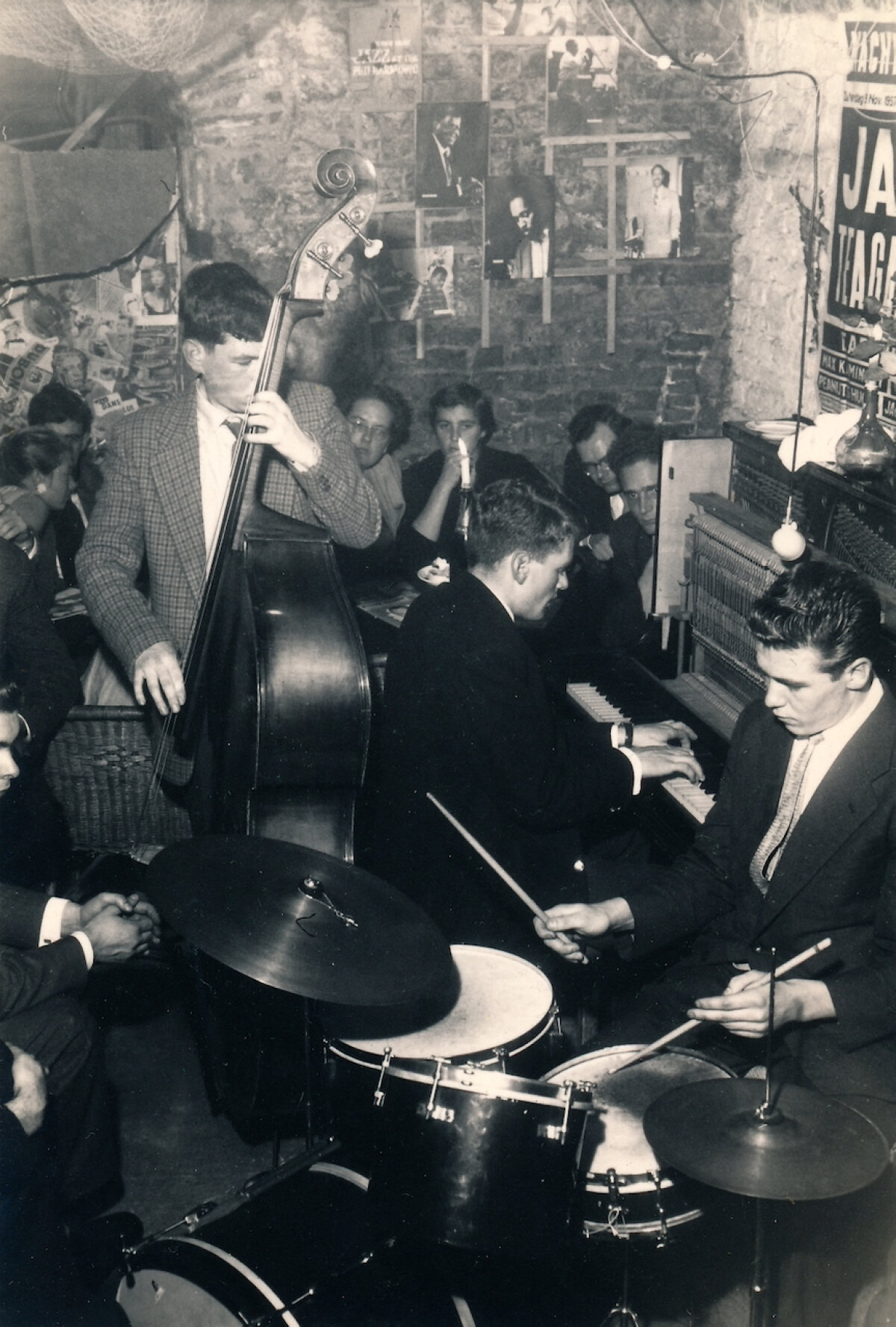 In jazzclub Persepolis (toen nog in de Grasstraat): drums Jopie Koot, Marijn de Rijk op bas, Carel Heinsius op piano. Foto: familiearchief De Rijk