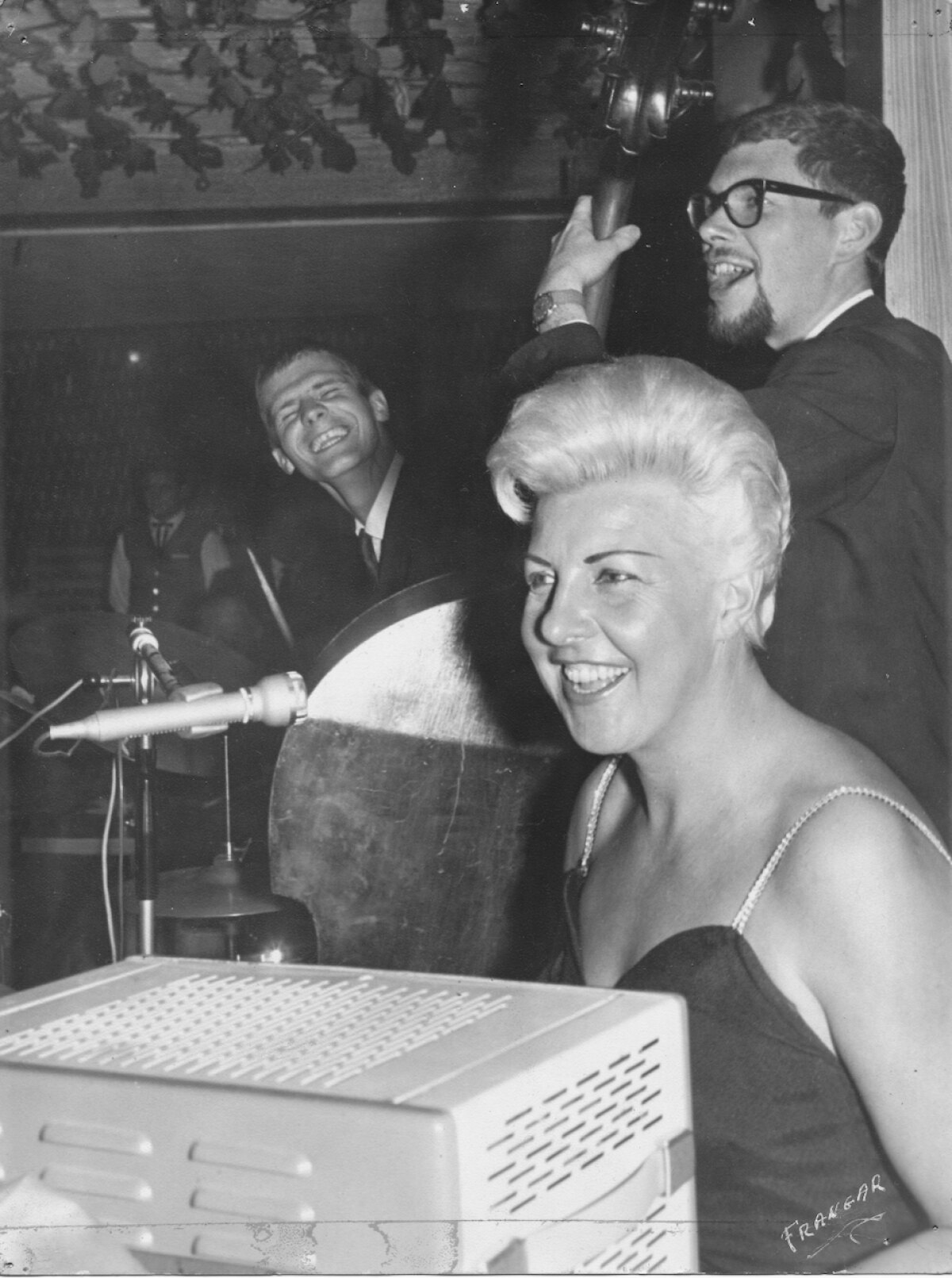 Mallorca 15 april 1962, Pia Beck, Hans Dolman en Marijn de Rijk in club Max Worski. Foto: familiearchief De Rijk