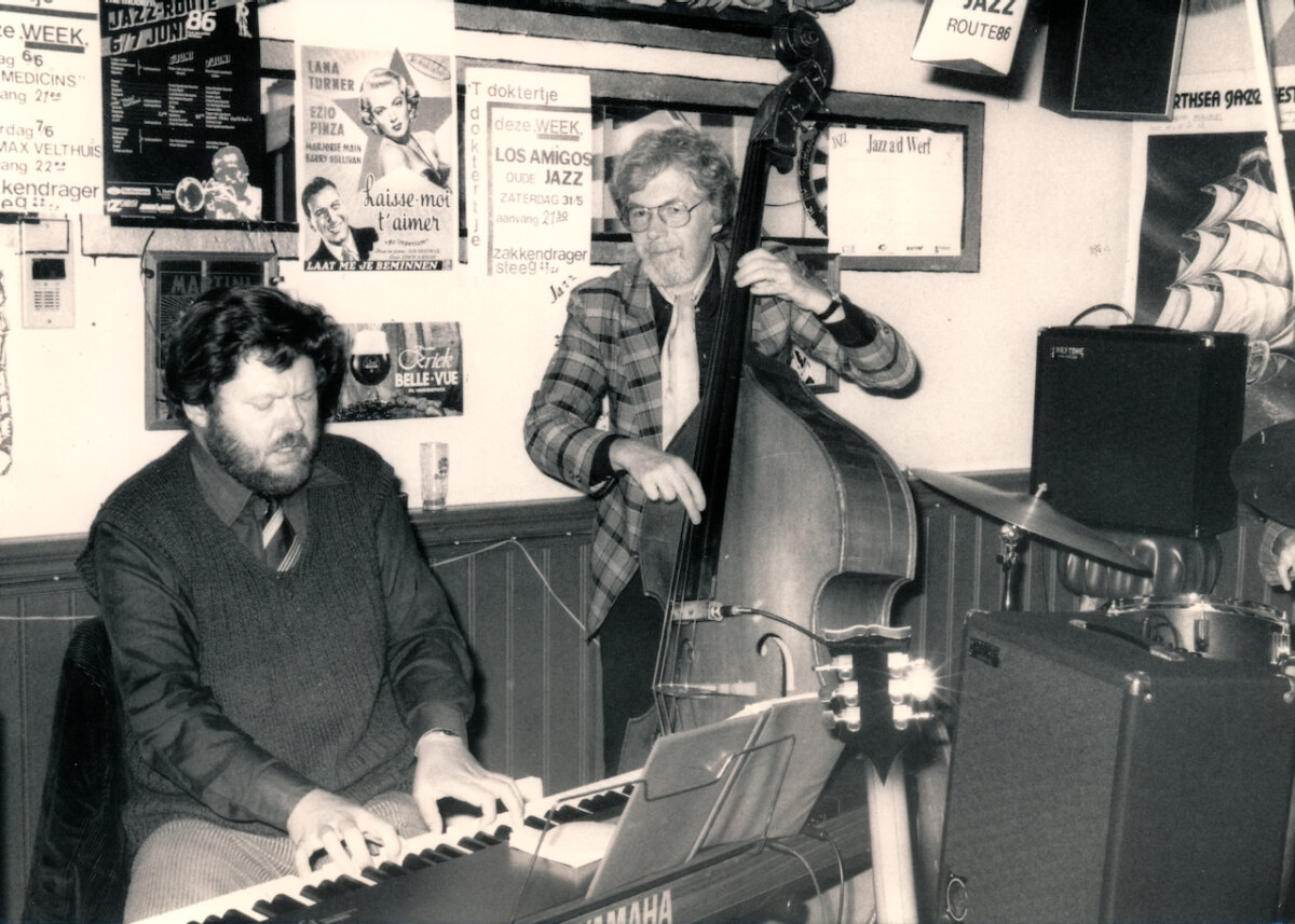 Met Max Velthuis, juni 1986 in 't Doktertje (Zakkendragerssteeg). Foto: Marleen van der Wurff