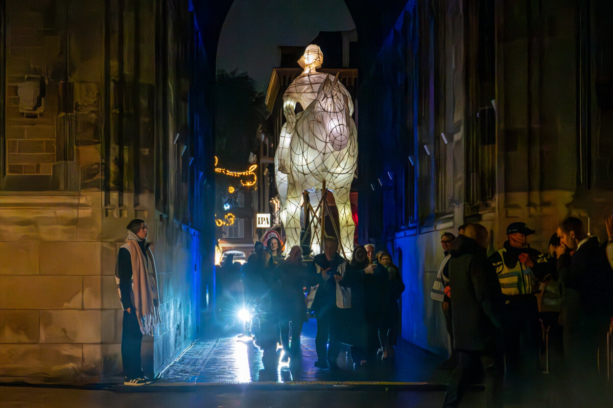 De Sint Maartenparade komt het Domplein op. Foto: Harrie van Veen