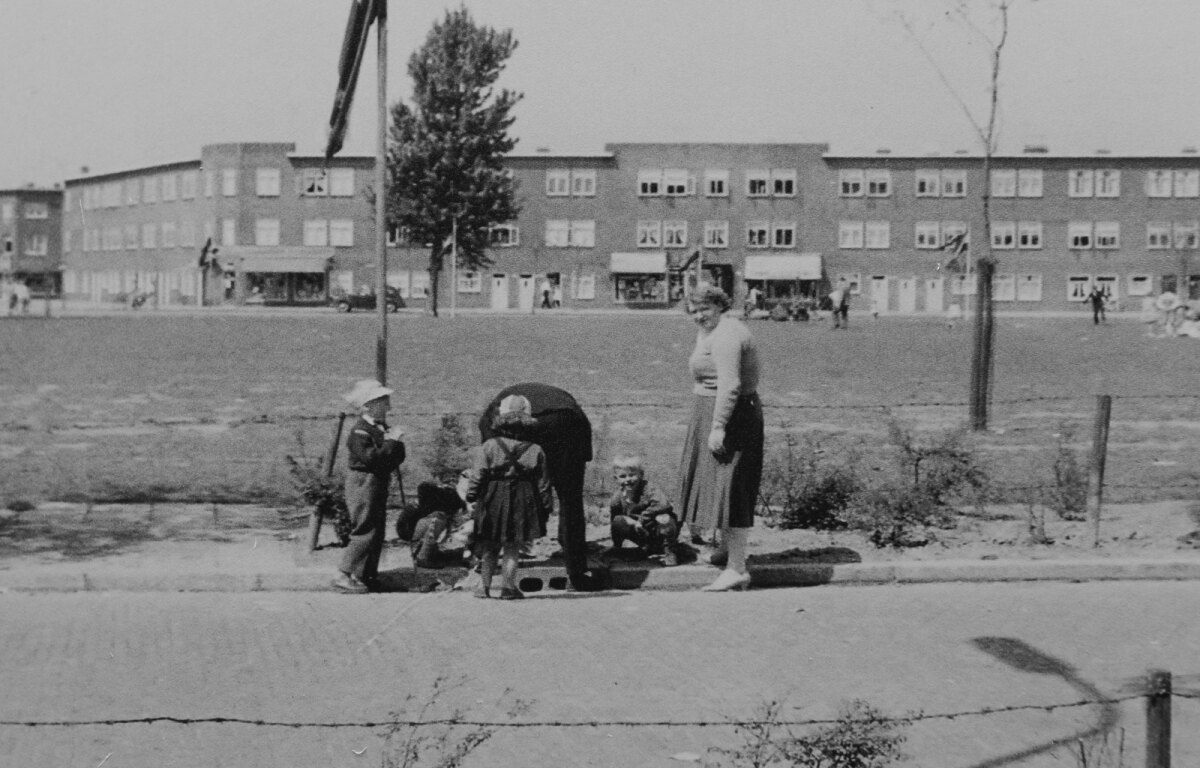 De familie De Groot op de Kloosterlaan in de jaren '60. Foto: Jac de Groot