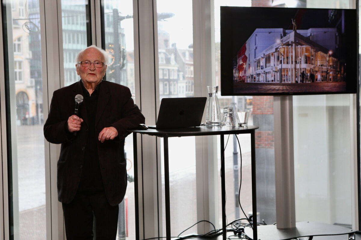 Herman Hertzberger (1932) bij de presentatie van de nieuwe entree. Foto: Ton van den Berg