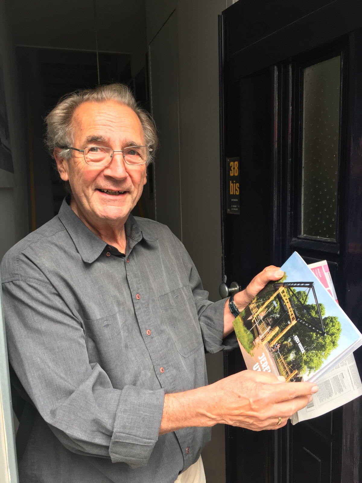 Kees Visser met het boek over de Jeremiebrug. Foto: Johan de Boer