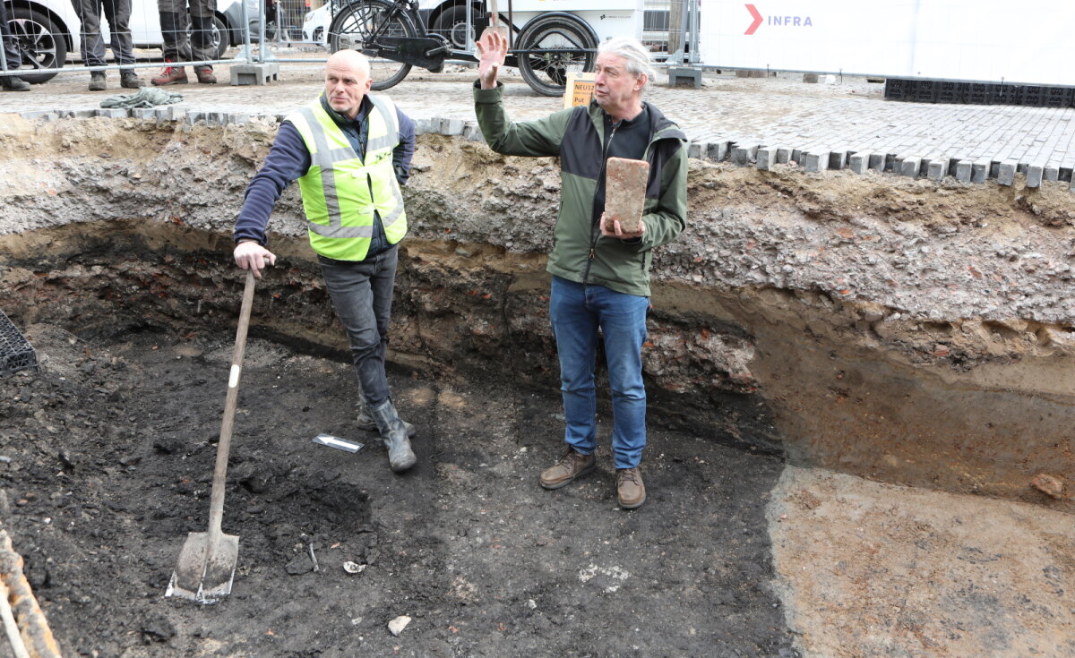 Erfgoedmedewerker Nils Kerkhoven en stadshistoricus Rene de Kam (die een putsteen in de hand heeft). Foto: Ton van den Berg