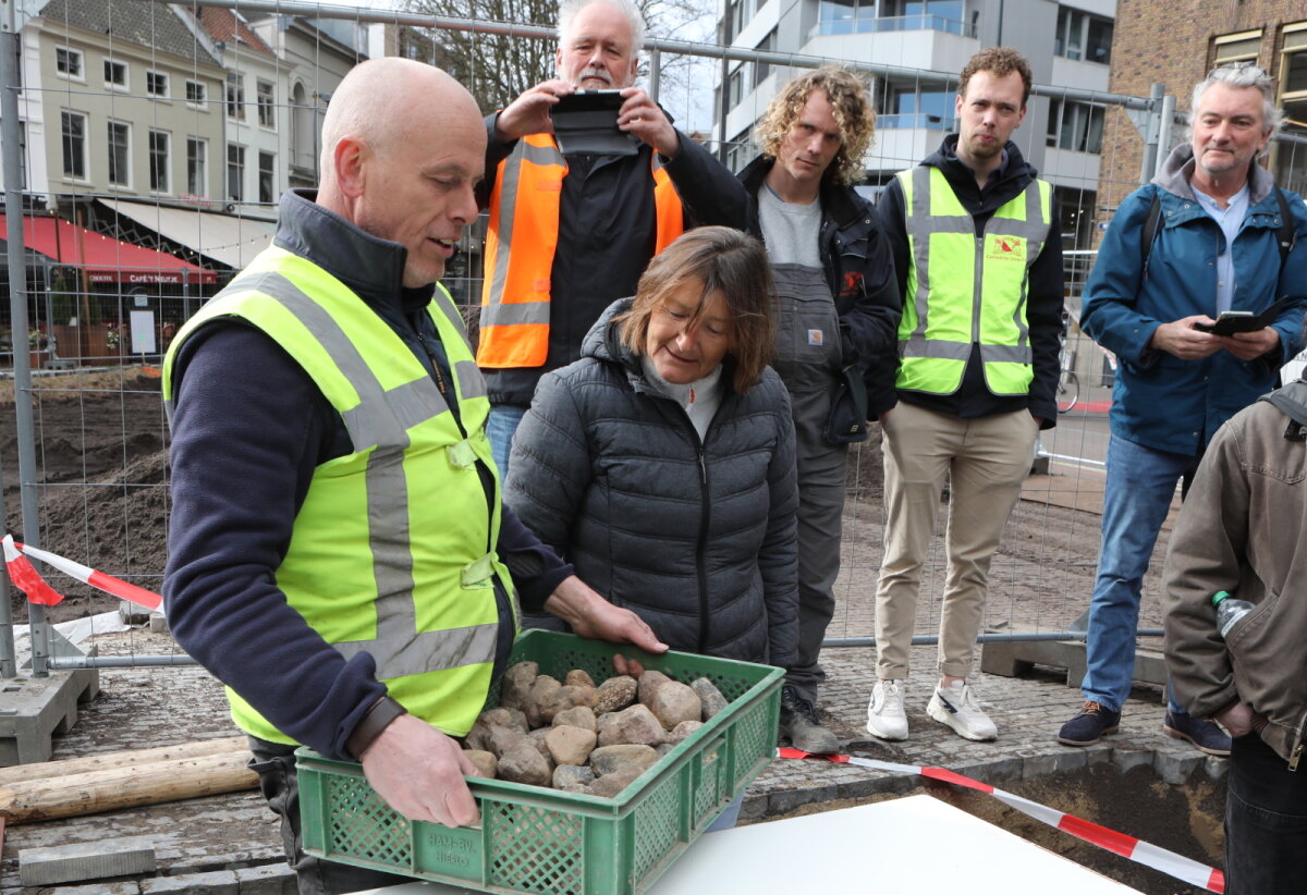 Een mand vol keien die dienden als bestrating van de Neude in de 15e eeuw. foto: Ton van den Berg