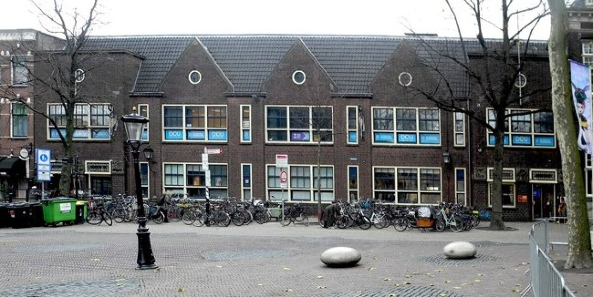 De in 1925 gemaakte voorgevel van twee scholen aan het Domplein: links voor meisjes, rechts voor jongens (foto: JvW)