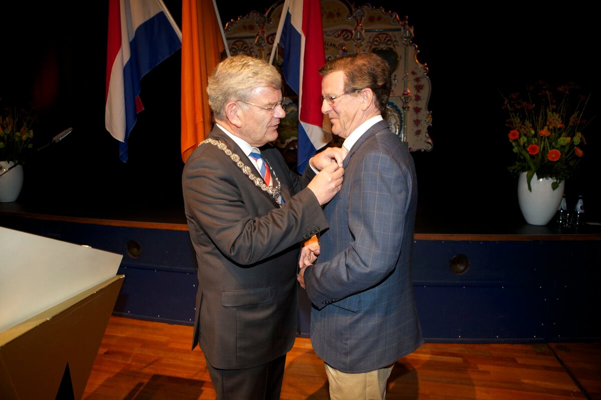 De heer Rietkerk ontvangt een lintje. Foto: Ton van den Berg