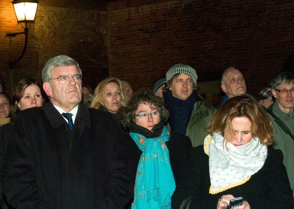 Burgemeester Van Zanen op het Domplein tussen de andere deelnemers aan de bijeenkomst. Foto: John Prins