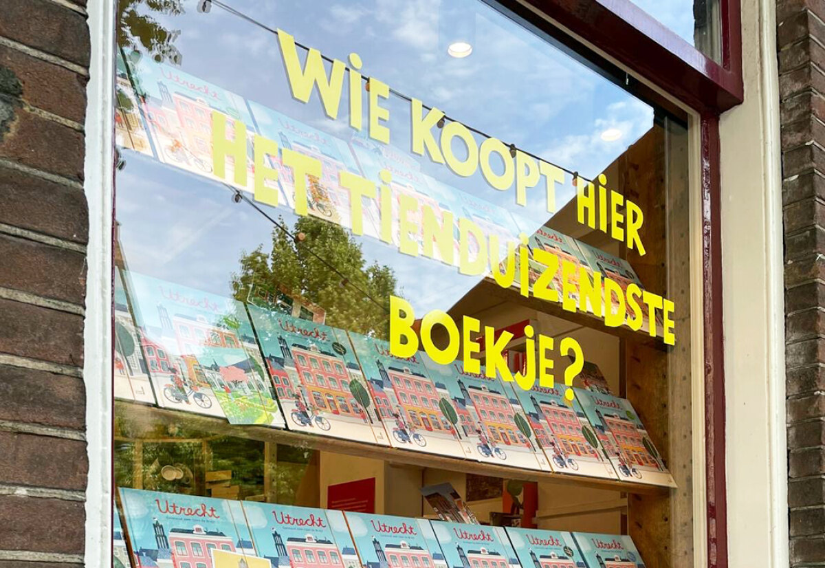 'Wie koopt hier het tienduizendste boekje?' staat op de etalage van Bijleveld. Foto: BN