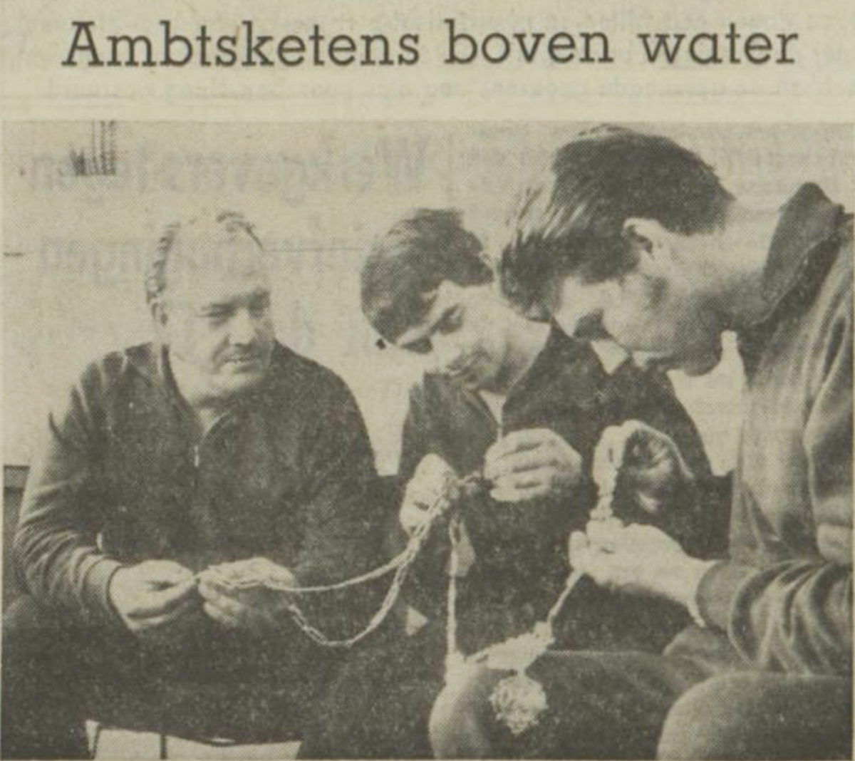 Drie duikers van de brandweer haalden de twee kettingen uit het Amsterdam-Rijnkanaal. Hun namen: G.R. Maree, P.E.K. Schoonderwoerd en H. van Born (Nieuwsblad van het Noorden, 25-8-1971)