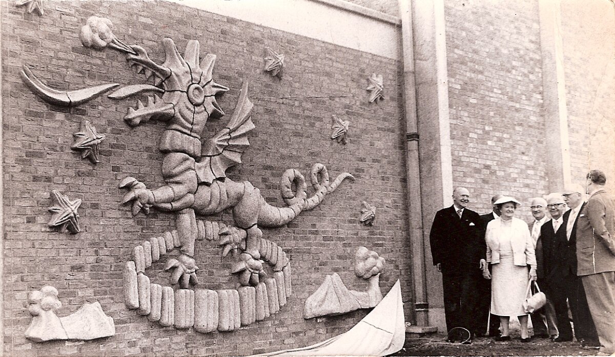 De oplevering in 1959 van het kunstwerk in Amersfoort. Foto: archief Schulte