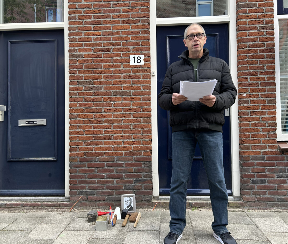 Kleinzoon André van Schaik tijdens zijn toespraak. Foto: JT