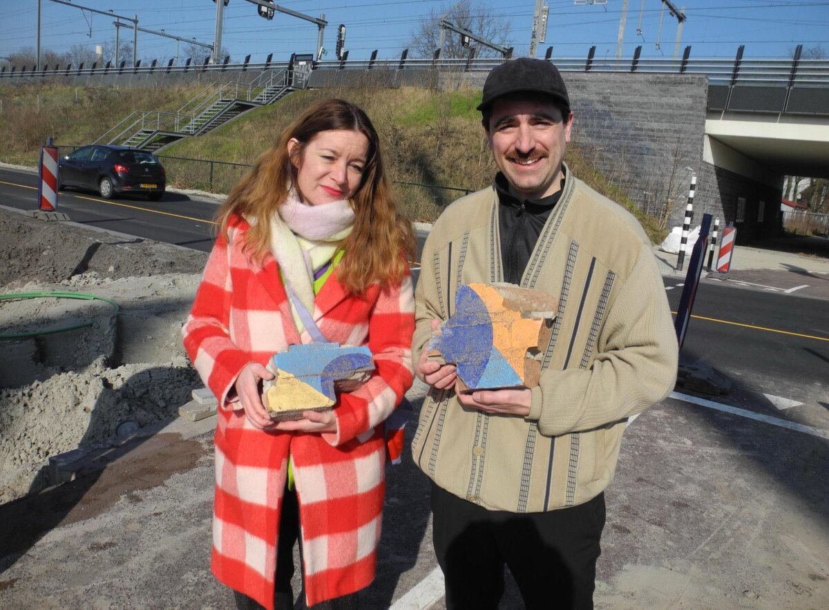 Bedenker Marije Lieuwens en kunstenaar Daniël Roozendaal met de brokstukken van Jan en Joop. Foto: Joost van Waert