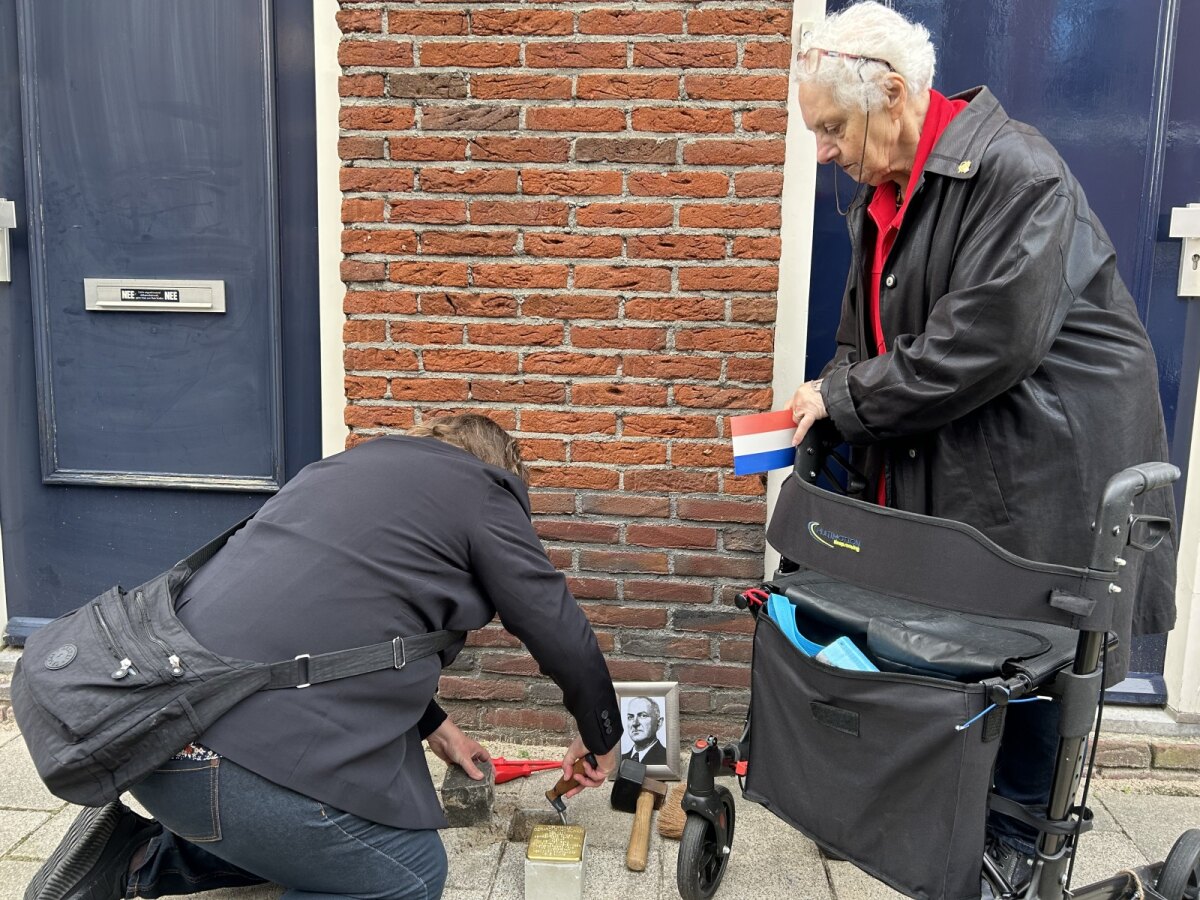 Leny (rechts) en Anita plaatsen het steentje. Foto: Jim Terlingen 