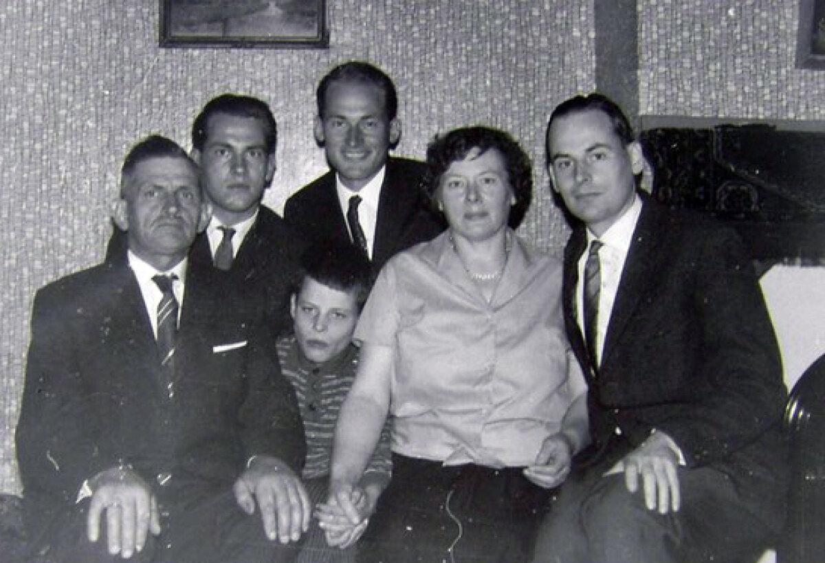 Een familiekiek uit 1964. V.l.n.r. oom Co, Piet, Henk, Gert, tante Bregje en Mijndert. Foto: archief DB