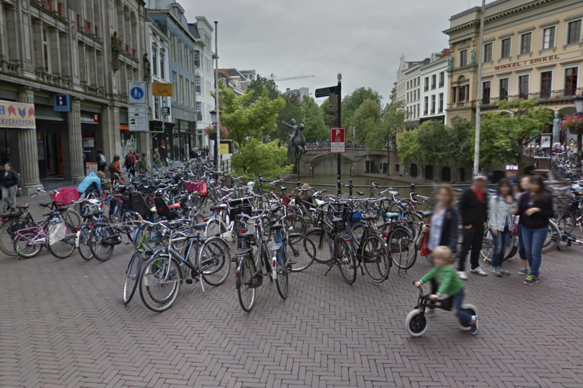 Juni 2018: achter de fietsen zit nog iemand op het bankje. Google Maps