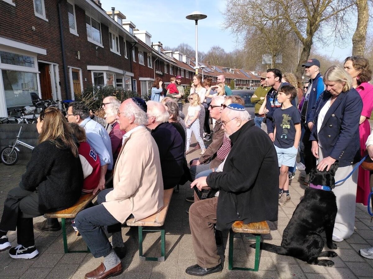 Er waren zelfs banken voor de aanwezigen. Foto's: Doete Regts