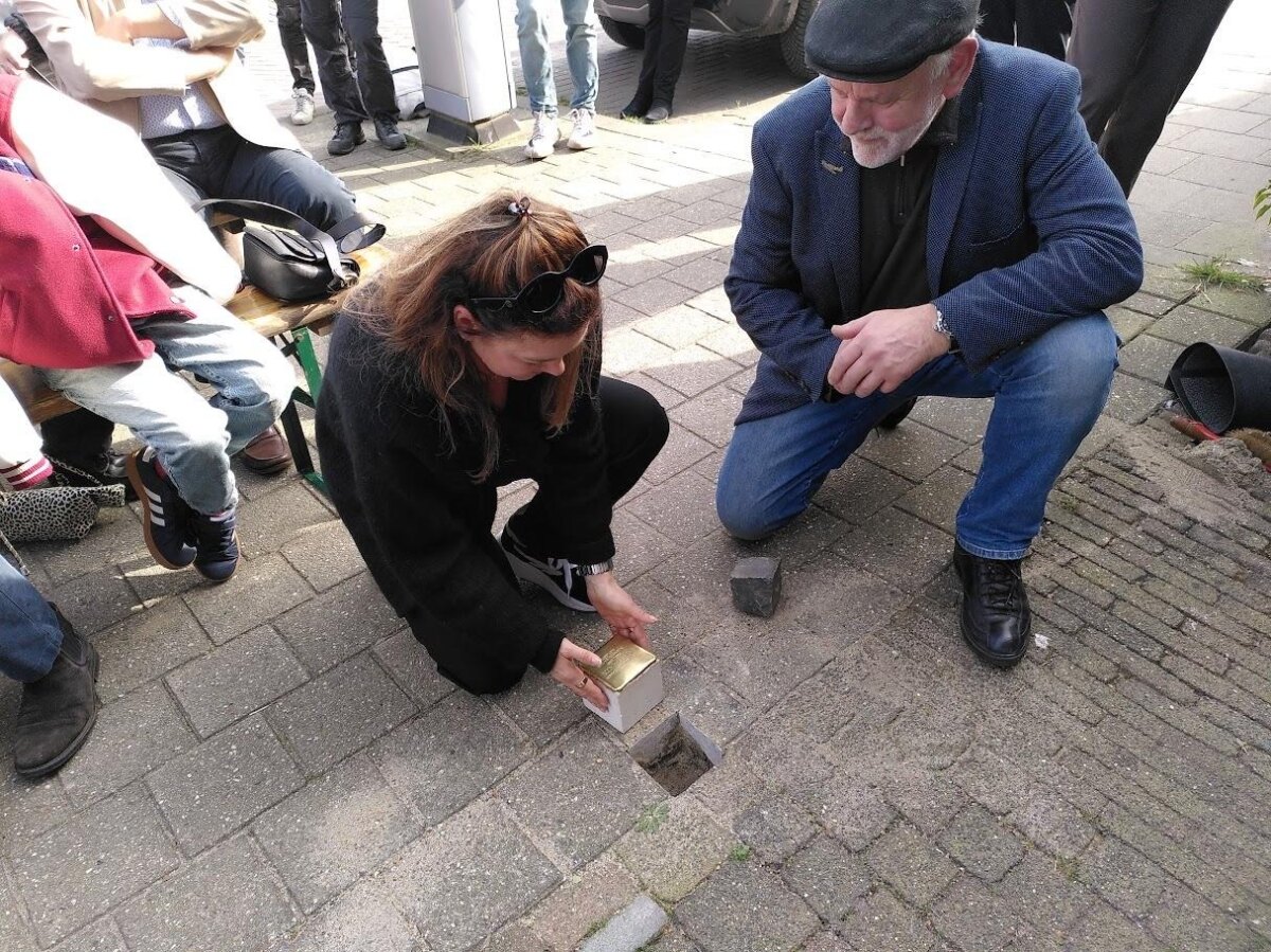 De plaatsing van het steentje door een ver familielid van Like. Naast haar Ad Huiding.