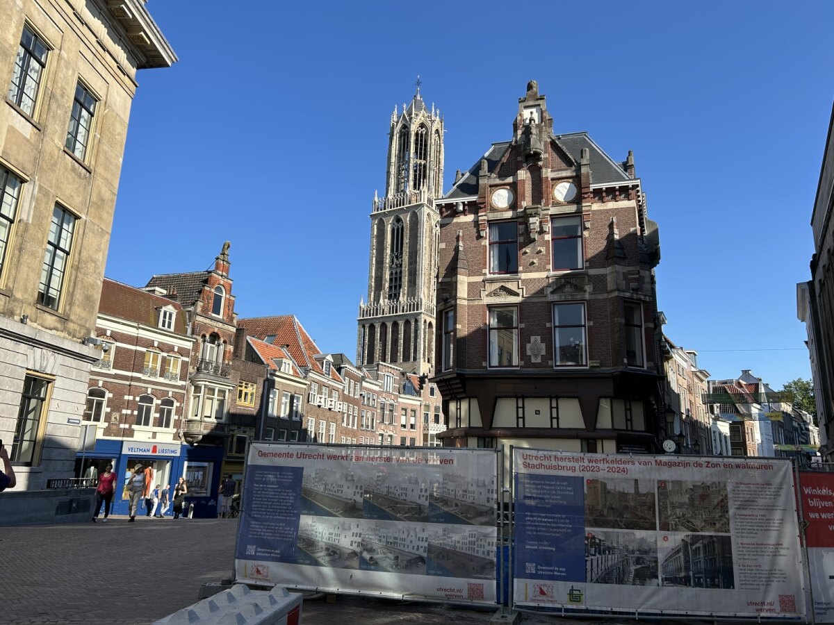 Stadhuisbrug met - vertrouwd - een zichtbare Domtoren. Foto: JT