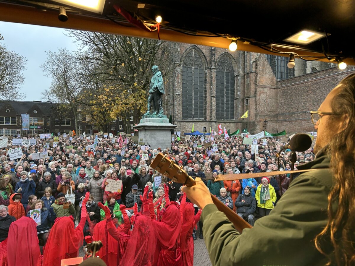 Rechts singer-songwriter Florian Wolff. Foto: JT