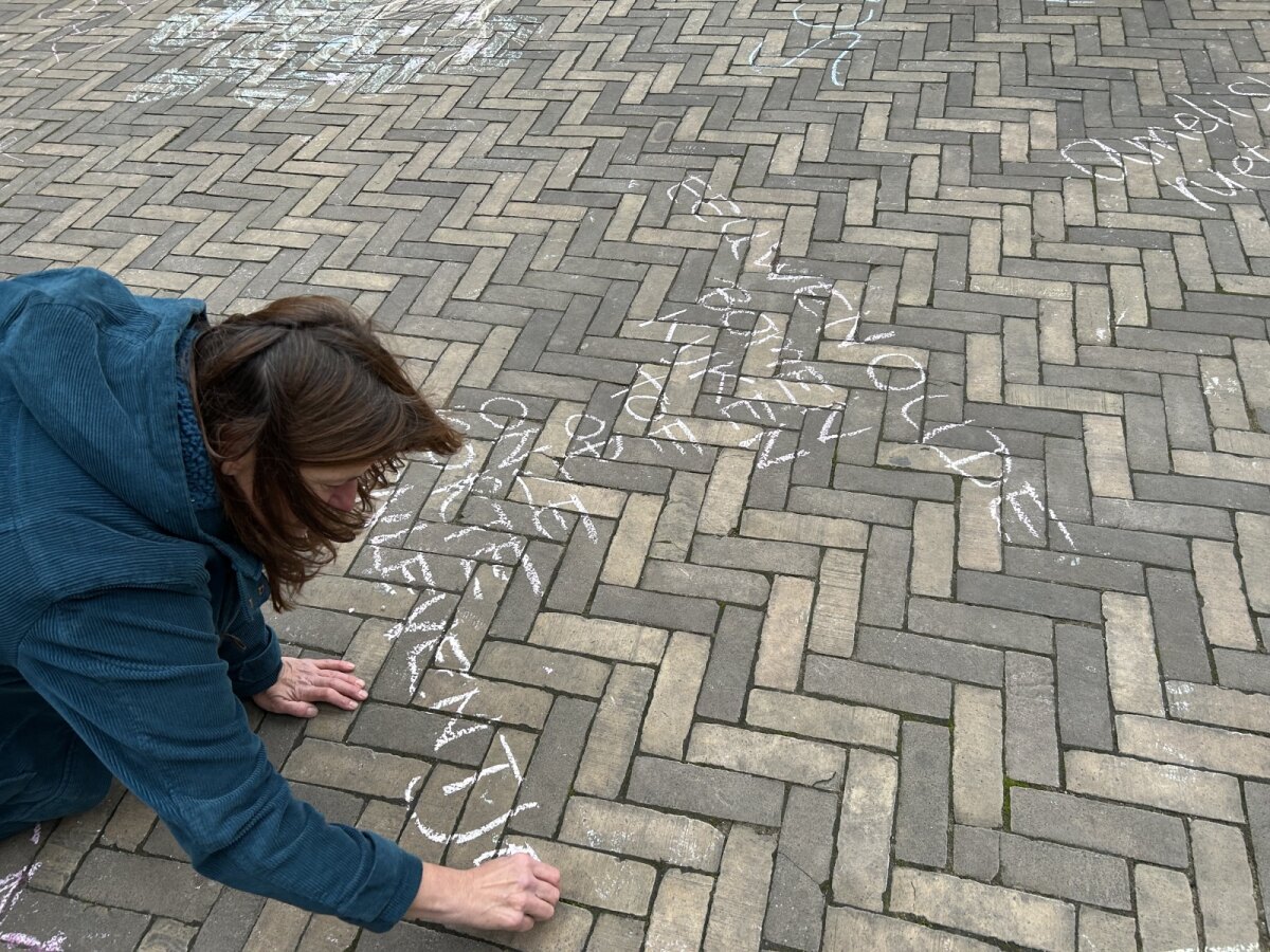 Na afloop werd het Domplein vol leuzen gezet. Foto: JT