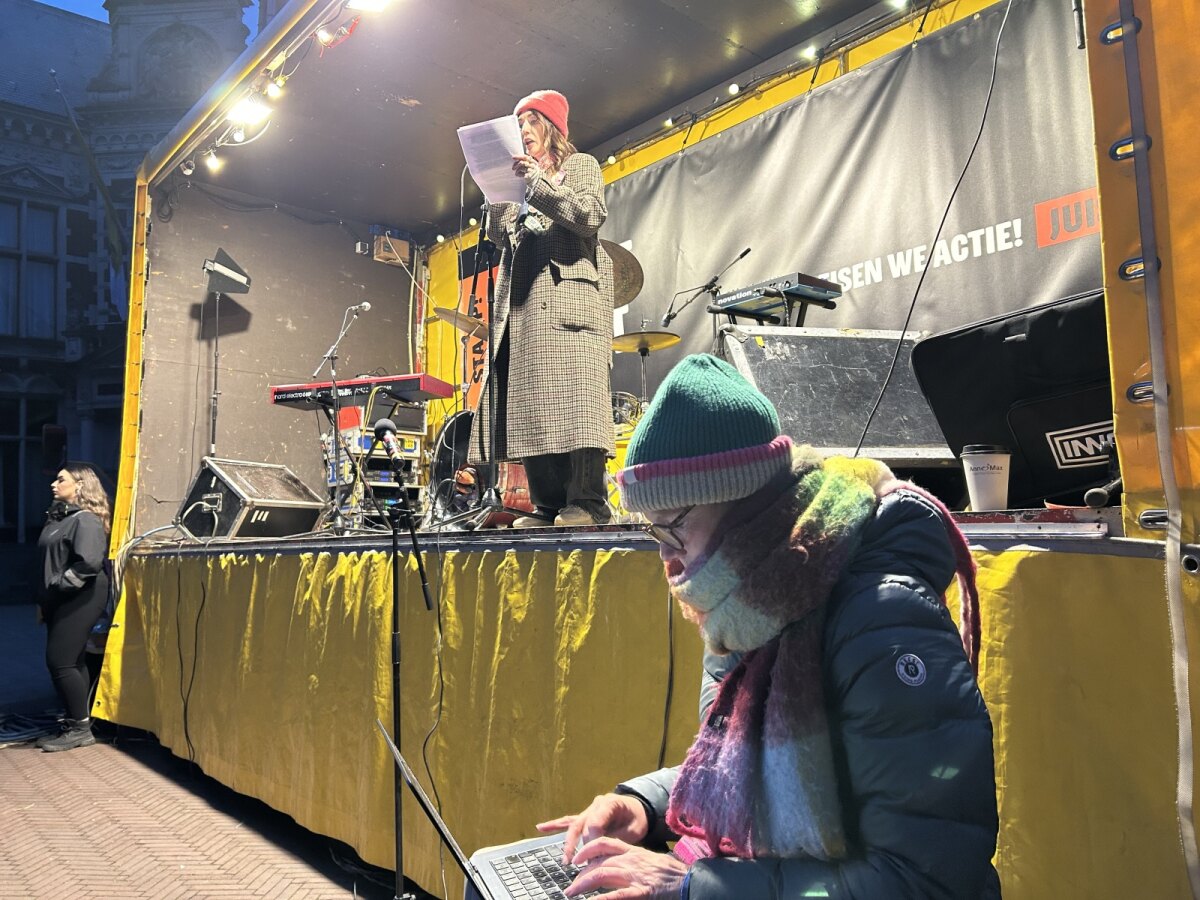 Carice van Houten op het podium en Laura van Dolron aan het werk