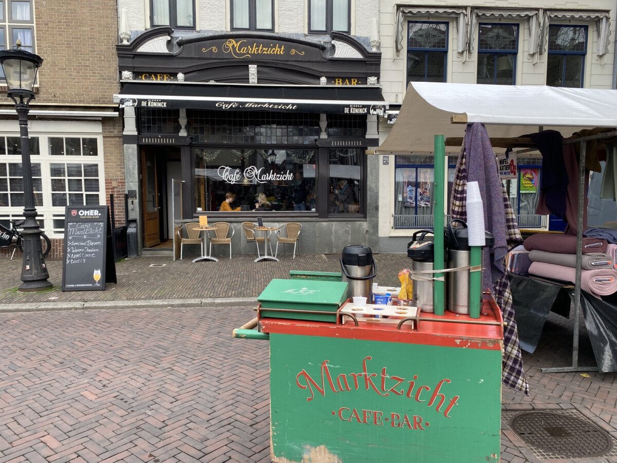 Op de Lapjesmarkt zorgt Marktzicht traditioneel voor koffie. Foto: JT