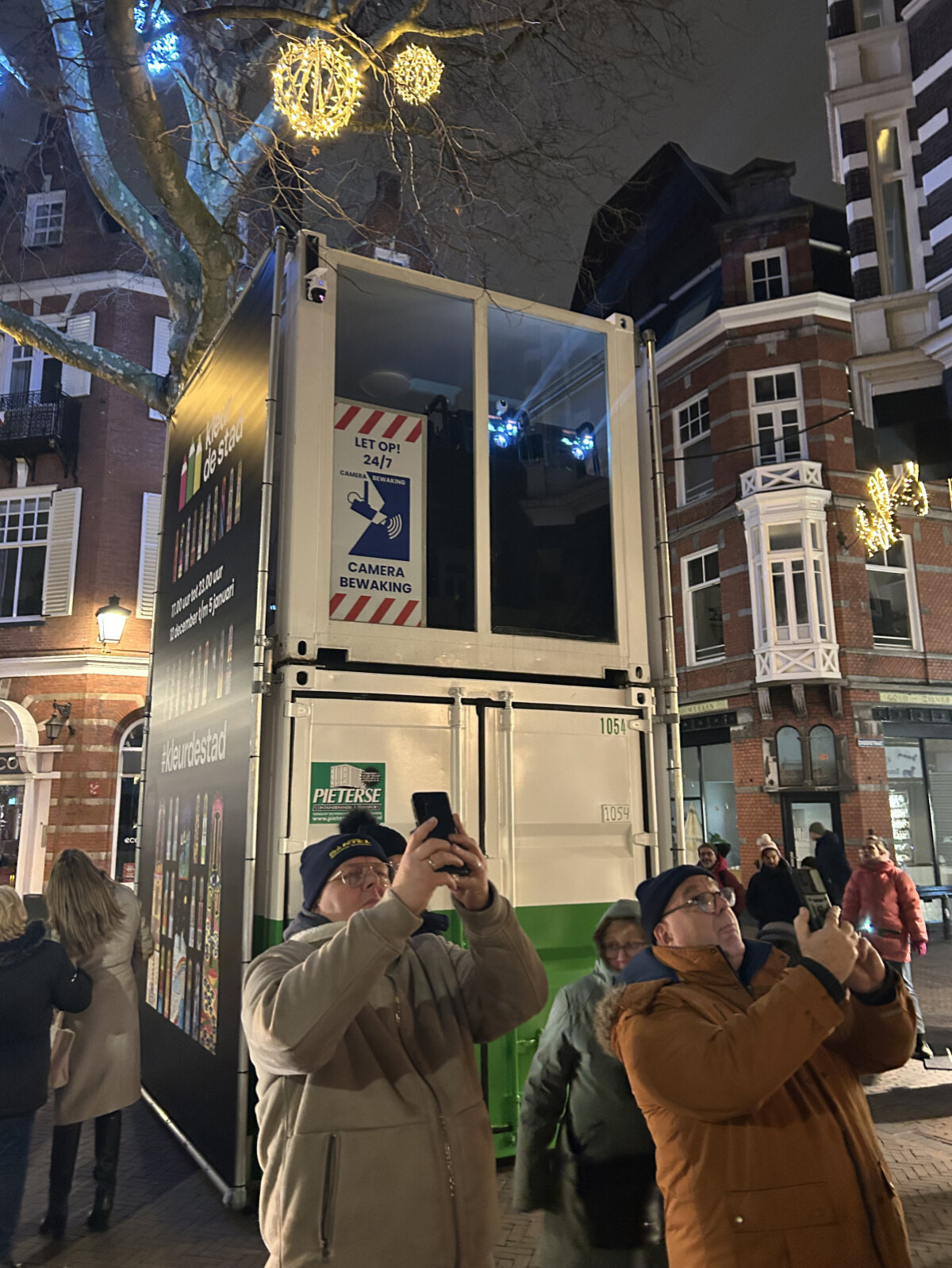 De projectie komt vanuit deze container op de brug