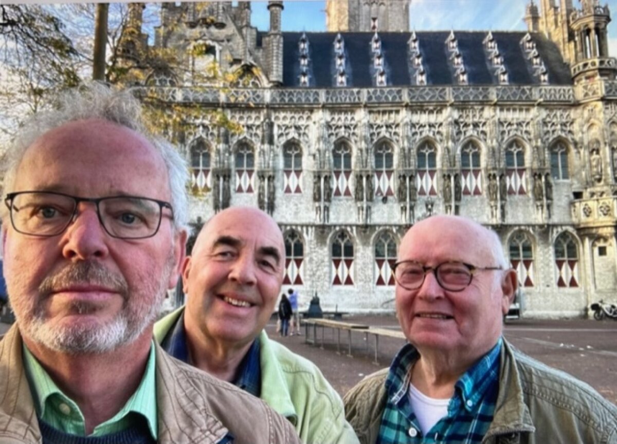 Johan, Dik en Ben voor stadhuis in Middelburg (2023). Selfie: Johan Banis