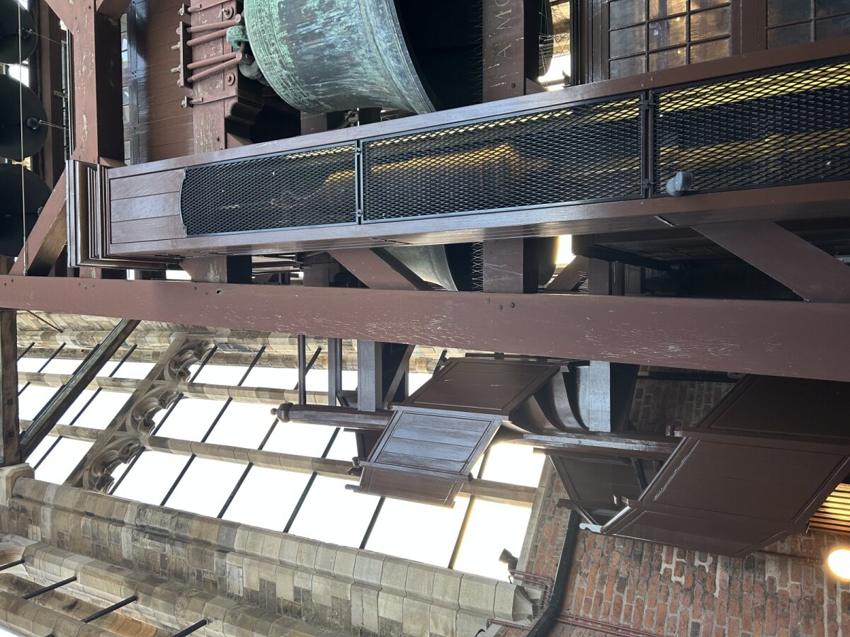 De houten trap, die leidt naar het hokje - rechtsbovenaan - waarin Fiebig het carillon bespeelt. Foto: JT