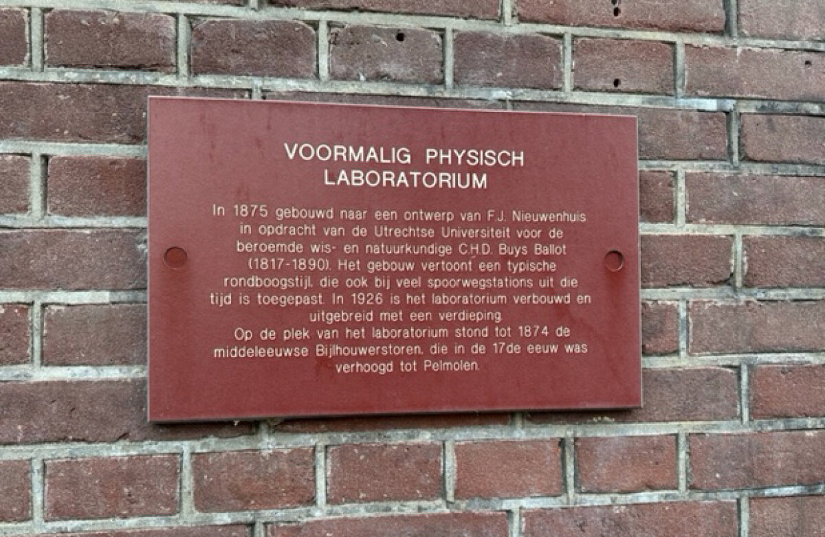 Plaquette bij de hoofdingang lab. Foto: DB