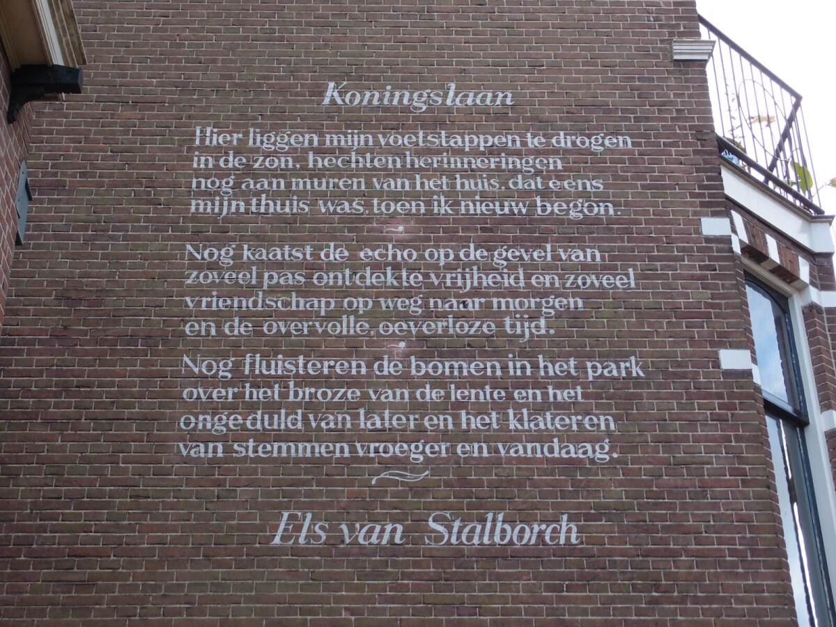 Gedicht van Els van Stalborch op het pand aan de Koningslaan 2 (foto LE)