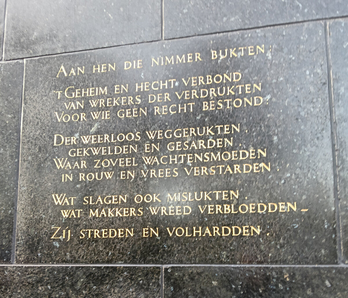 Tekst van de Groningse dichter Hendrik de Vries. Foto: IB