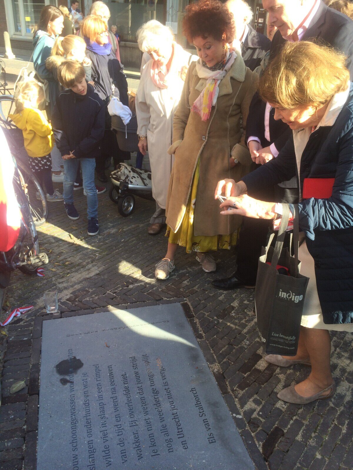 2017: Els van Stalborch en anderen bij de onthulling van het gedicht over Adrianus op het Pausdam (foto: Jim Terlingen)