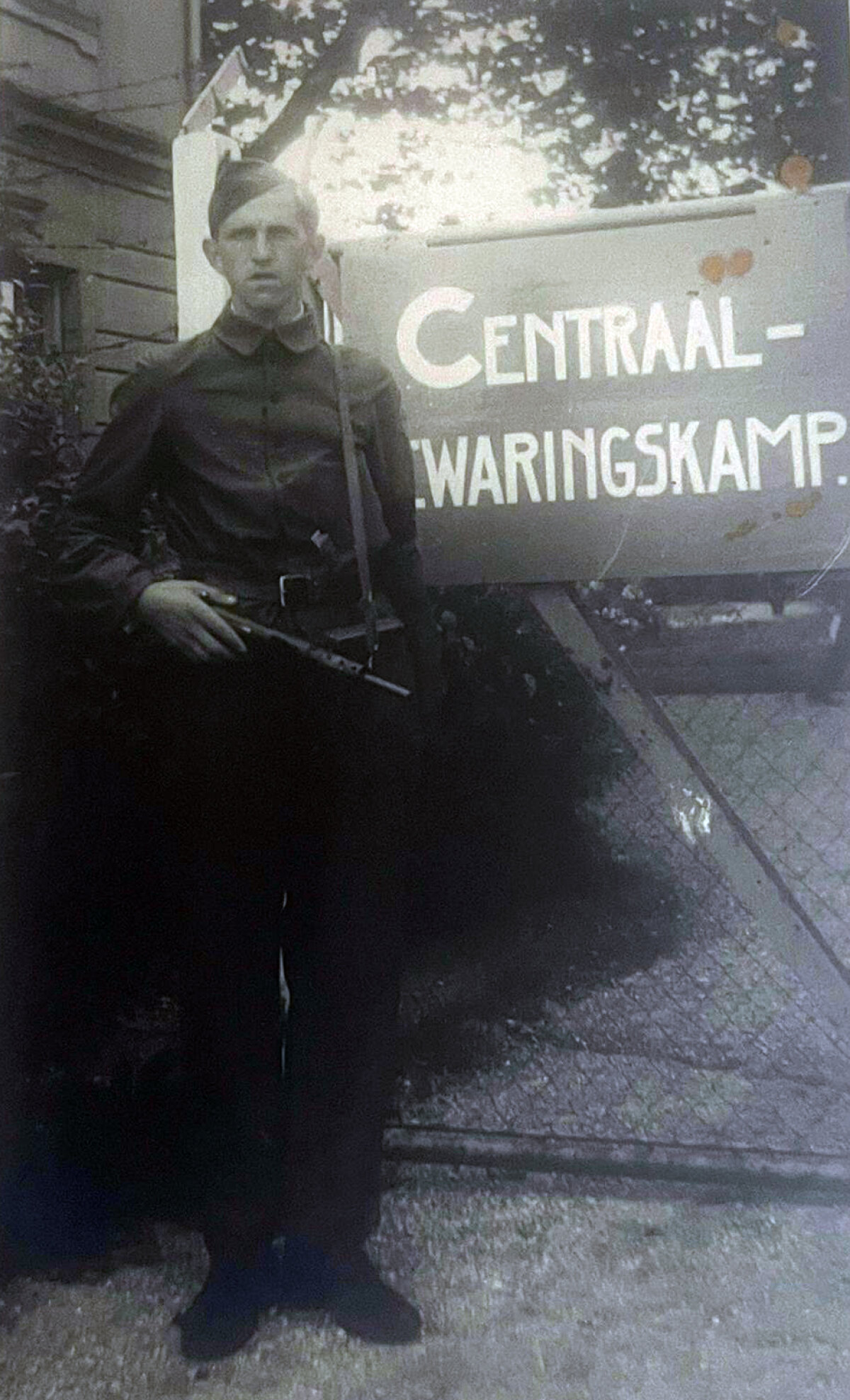 Reijer van Essen als bewaker bij een NSB-kamp. Foto: collectie Van Essen