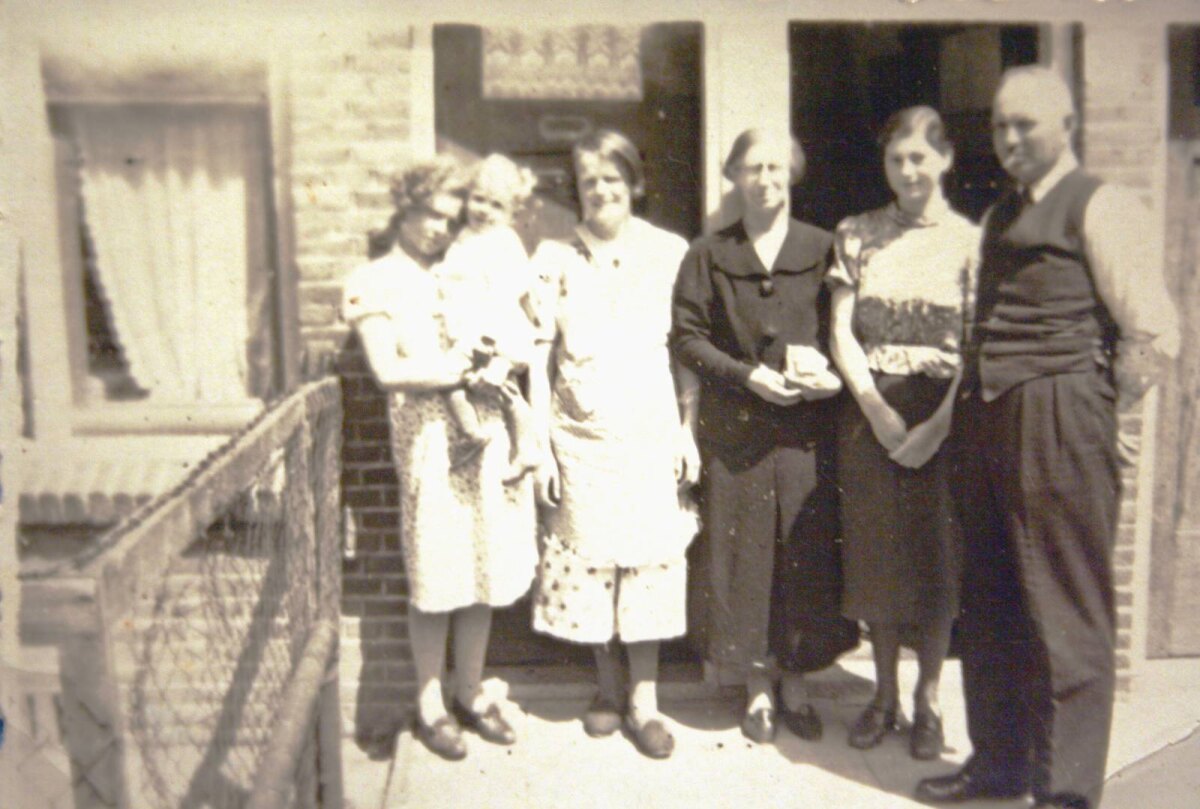 Gerardus van Schaik (rechts) met familie, waaronder zijn vrouw