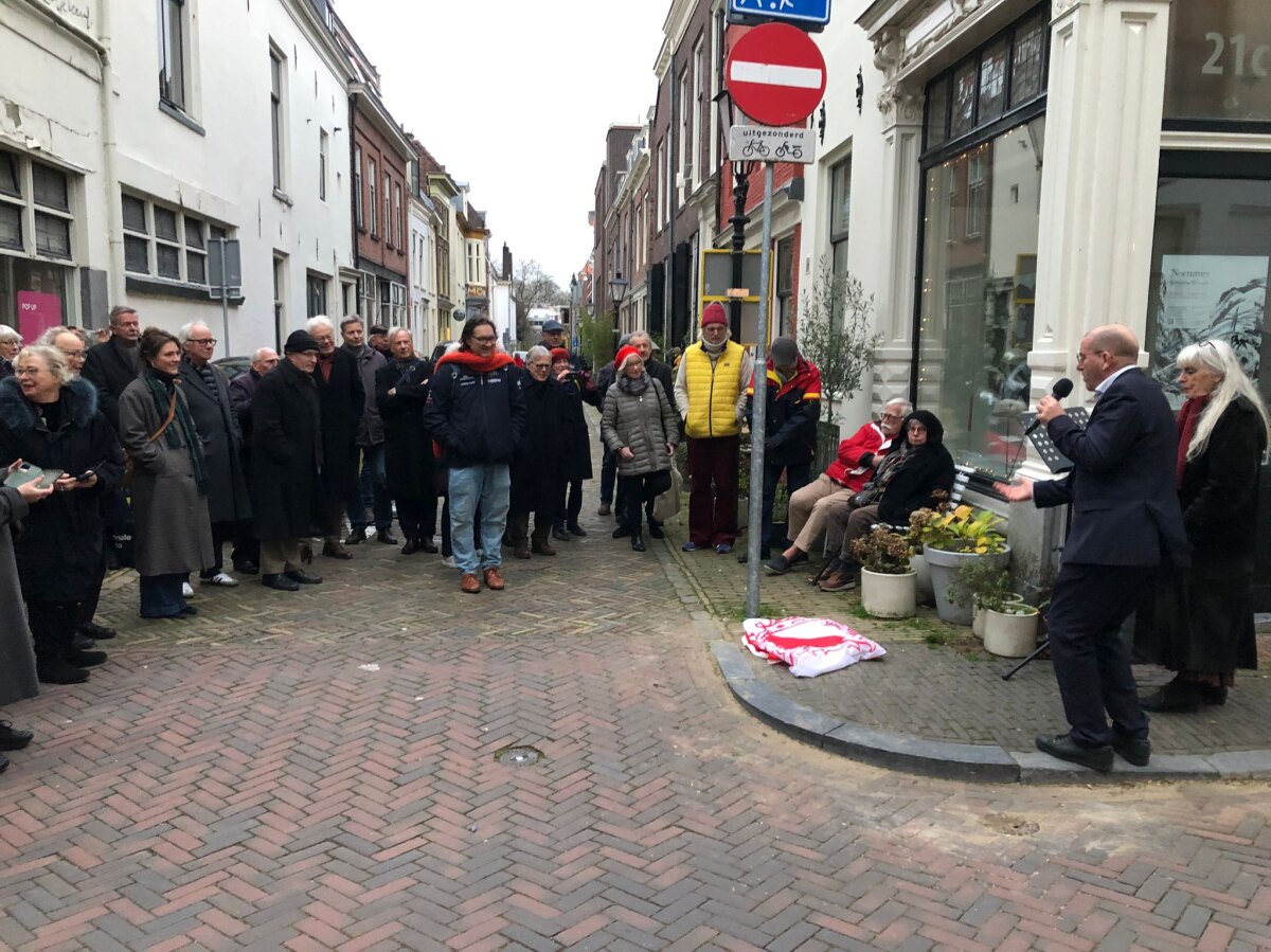 Vlak voor de onthulling van de steen. Foto: Niels Bokhove