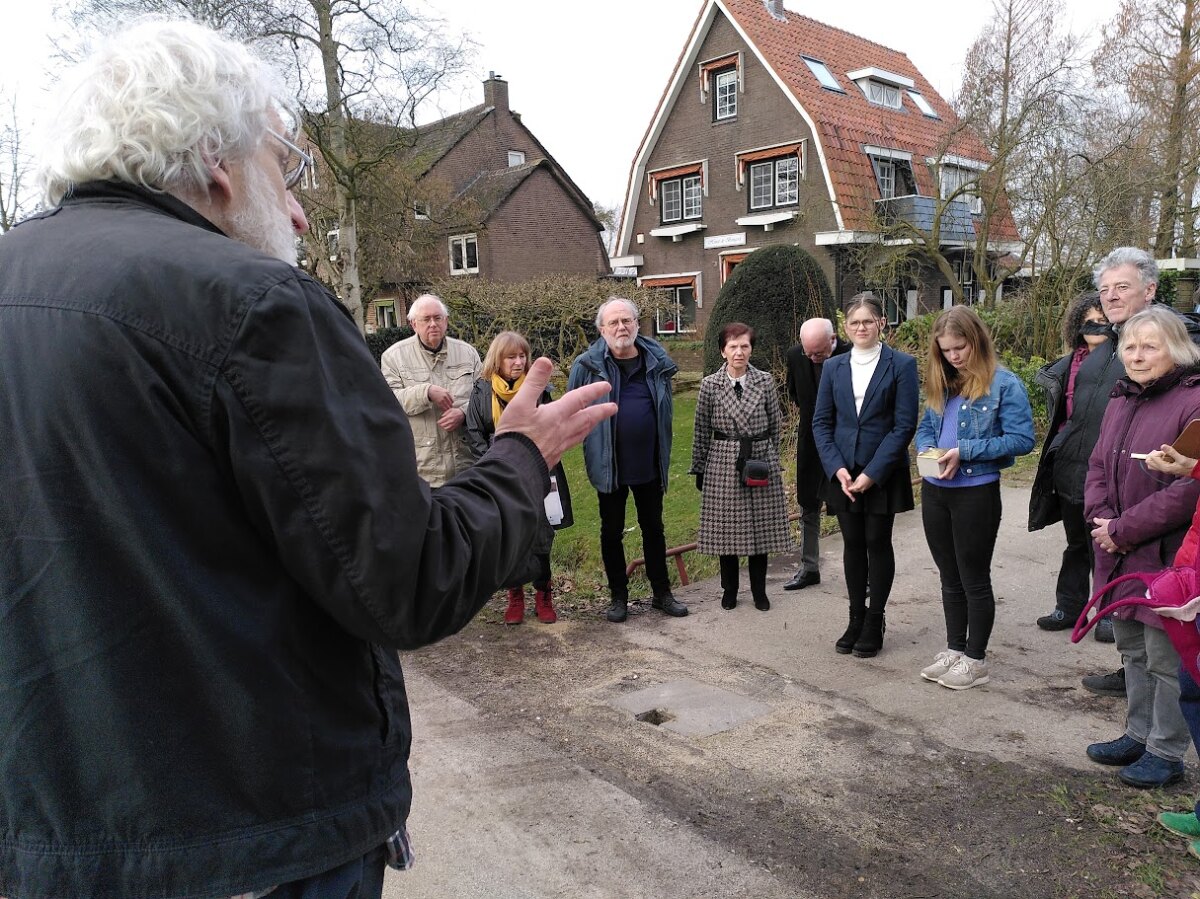 Initiatiefnemer Ted Zorn (links op de rug) hield een praatje. Foto: Doete Regts