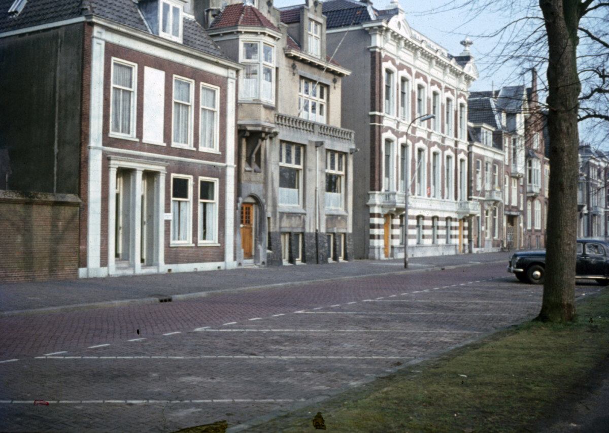 Links het pand van Tellegen. Ernaast, met de bruine deur, het hoofdkantoor van de Sicherheitspolizei. Foto: HUA (1969)