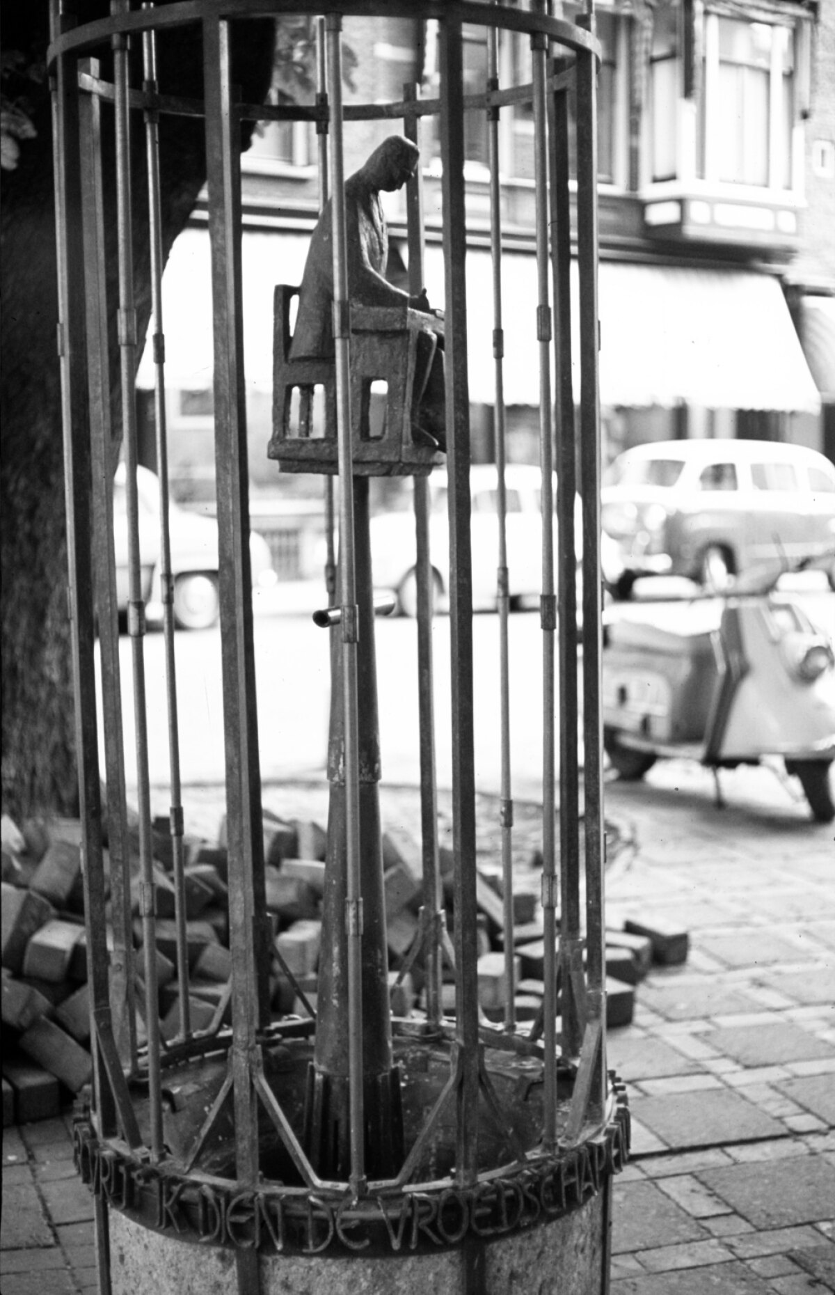 'De gekooide ambtenaar' op de Ganzenmarkt in 1966. Foto: R. van der Woude